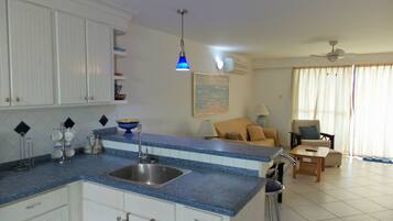 Vila Superior, 3 kamar tidur, dapur, pemandangan pelabuhan | Dapur pribadi | Lemari es besar, microwave, kompor, dan mesin pencuci piring