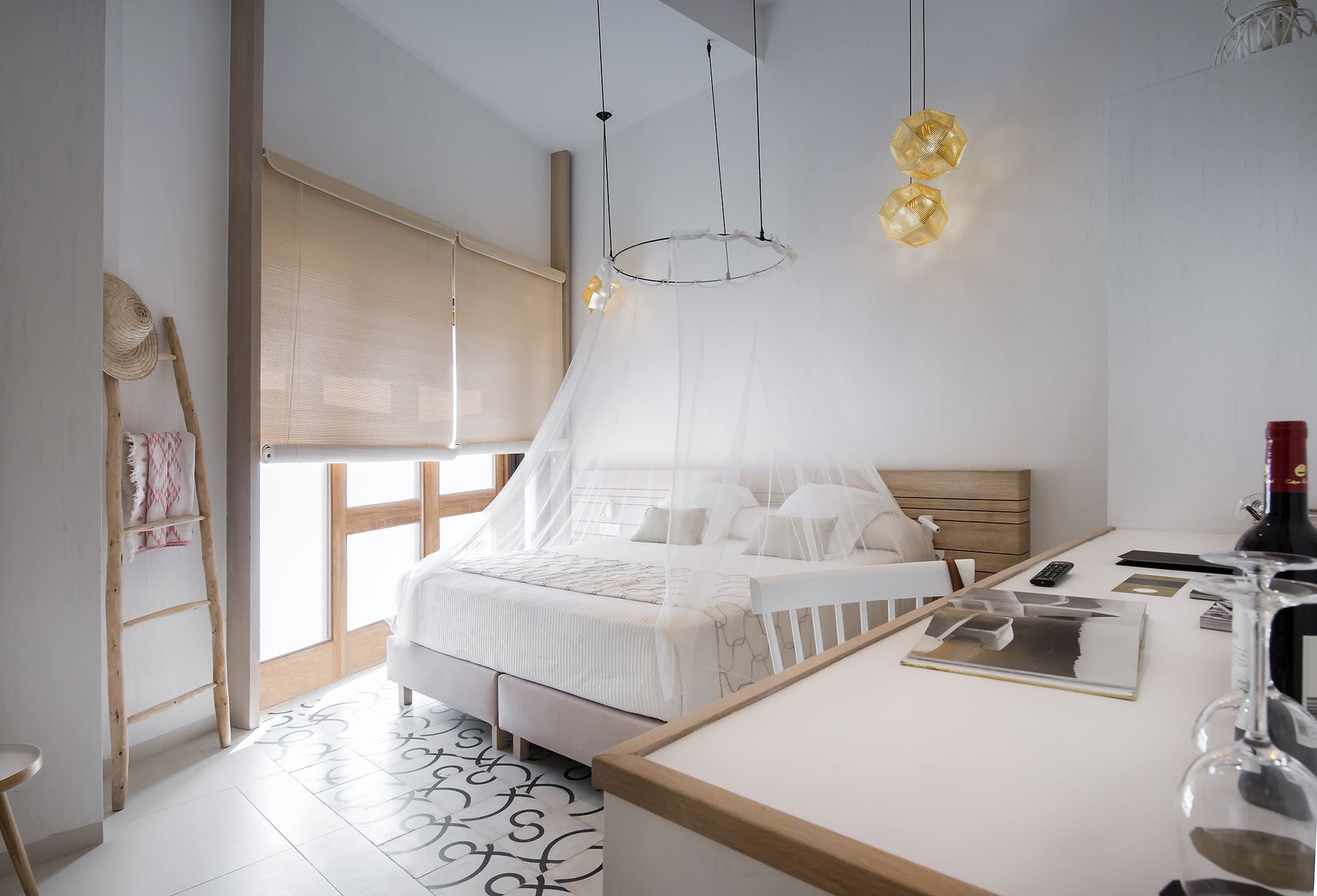 Une chambre moderne avec un lit, une table de chevet et une fenêtre donnant sur un beau paysage.