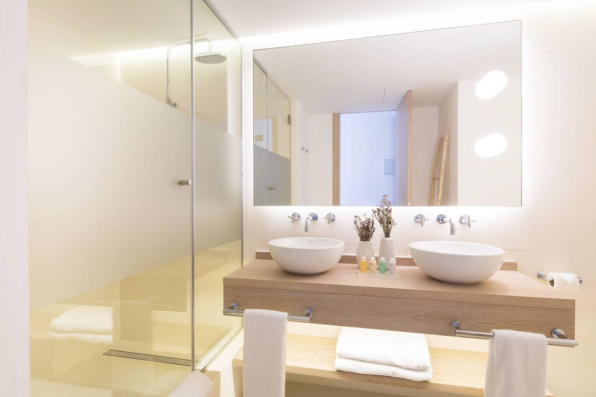 studio | bathroom | free toiletries, hair dryer, bathrobes, slippers