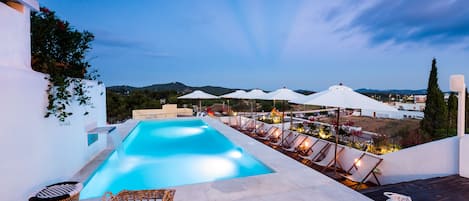 Piscina stagionale all'aperto, ombrelloni da piscina, lettini