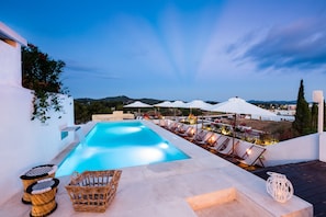 Seasonal outdoor pool, pool umbrellas, pool loungers - Gatzara Suites Santa Gertrudis (Santa Eulalia del Rio)