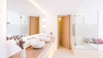 Phòng Suite | Phòng tắm | Đồ dùng nhà tắm miễn phí, máy sấy tóc, áo choàng tắm