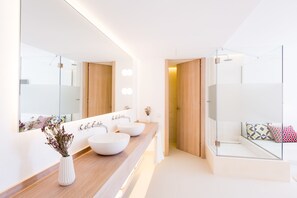 Suite | Badeværelse | Gratis toiletartikler, hårtørrer, badekåber, hjemmesko
