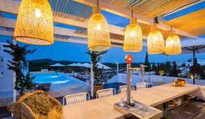 Poolside bar - Gatzara Suites Santa Gertrudis (Santa Eulalia del Rio)