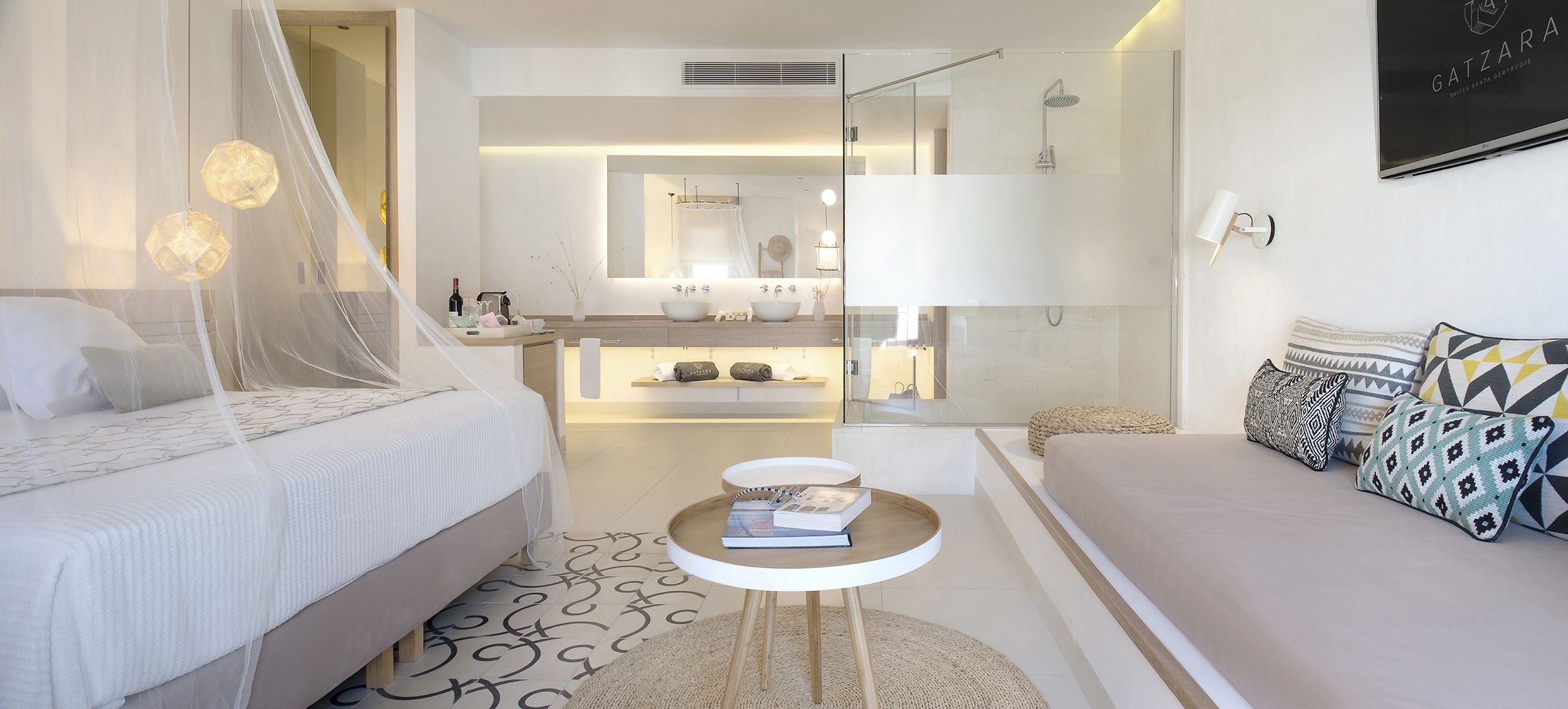 Suite | Minibar, caja de seguridad en la habitación y escritorio 