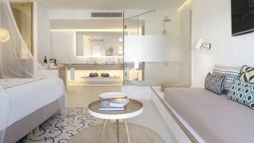 Suite | Minibar, caja de seguridad en la habitación y escritorio