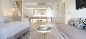 Suite | Minibar, coffres-forts dans les chambres, bureau, rideaux occultants