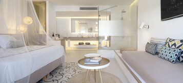 Suite | Minibar, caja fuerte, escritorio y cortinas opacas