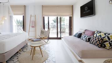 Sviitti, näköala lomakeskukseen | Minibaari, tallelokero huoneessa, työpöytä, pimennysverhot