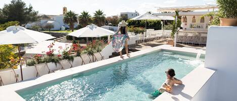 Alberca al aire libre por temporada y sombrillas en la alberca