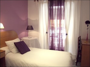 Desk, blackout curtains, iron/ironing board, free WiFi - Hostal Santa Marta (Aranjuez)
