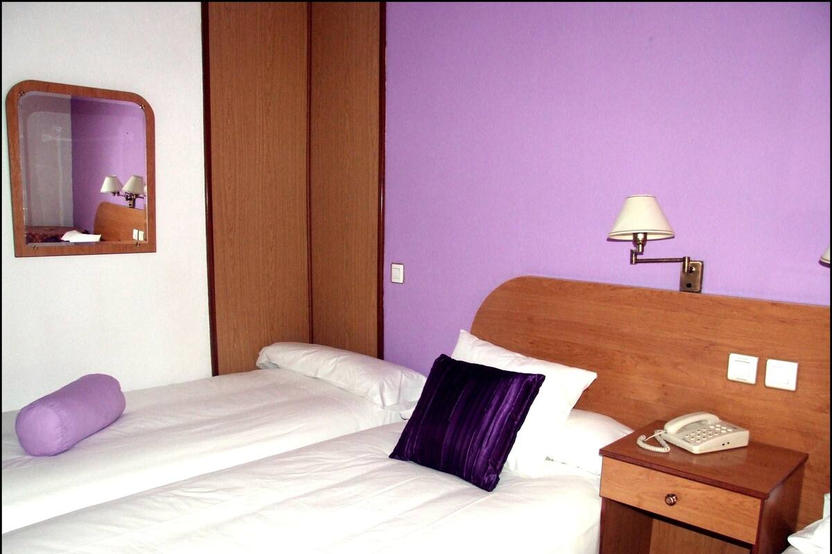 Quarto casal ou duplo | Escrivaninha, cortinas blackout, ferros/tábuas de passar roupa