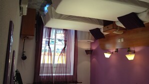 Desk, blackout drapes, iron/ironing board (on request), WiFi (free) - Hostal Santa Marta (Aranjuez)