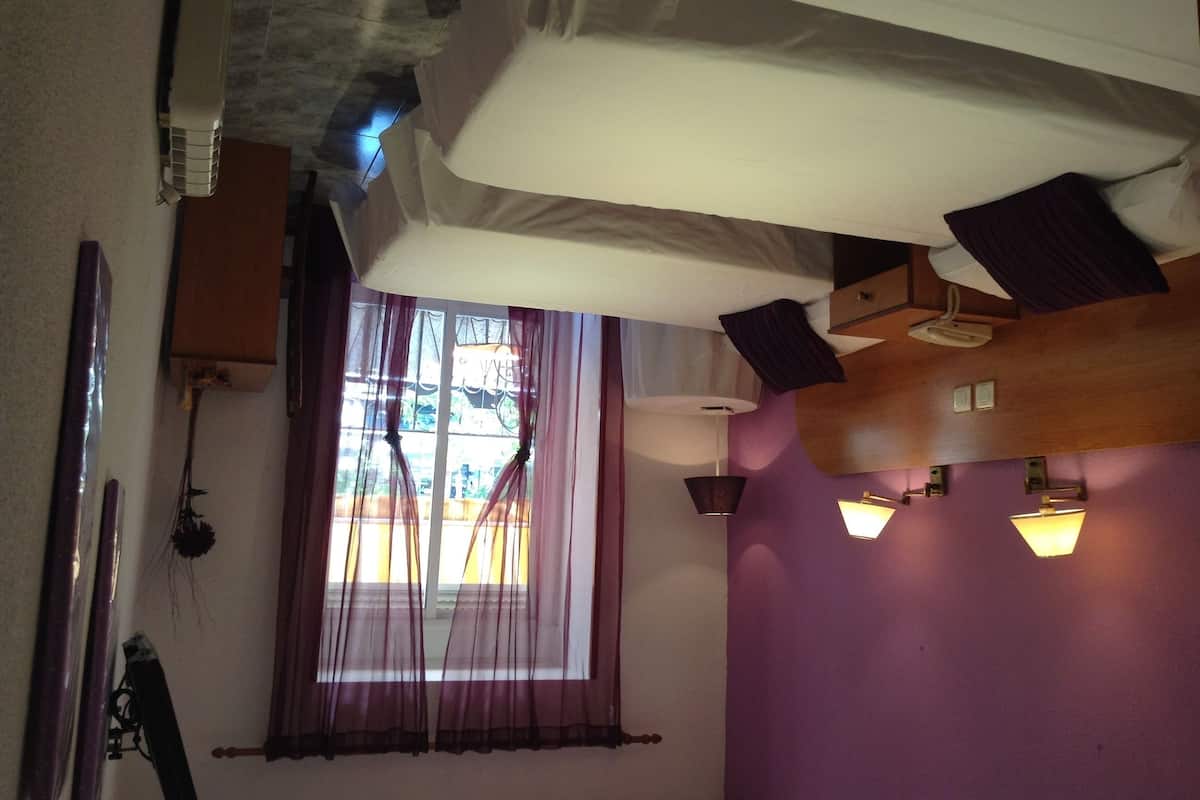 Escrivaninha, cortinas blackout, ferros/tábuas de passar roupa