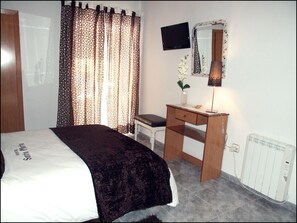 Double or Twin Room | Desk, blackout drapes, iron/ironing board, free WiFi - Hostal Santa Marta (Aranjuez)