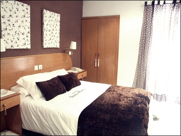 Double or Twin Room | Desk, blackout curtains, iron/ironing board, free WiFi - Hostal Santa Marta (Aranjuez)