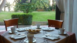 Breakfast, lunch and dinner served - Hotel Europa (Taggia)