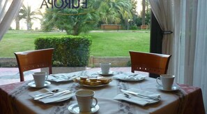 Petit déjeuner et déjeuner servis sur place, spécialités Cuisine locale