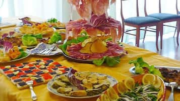 Se sirven desayunos, comidas, cenas y cocina local