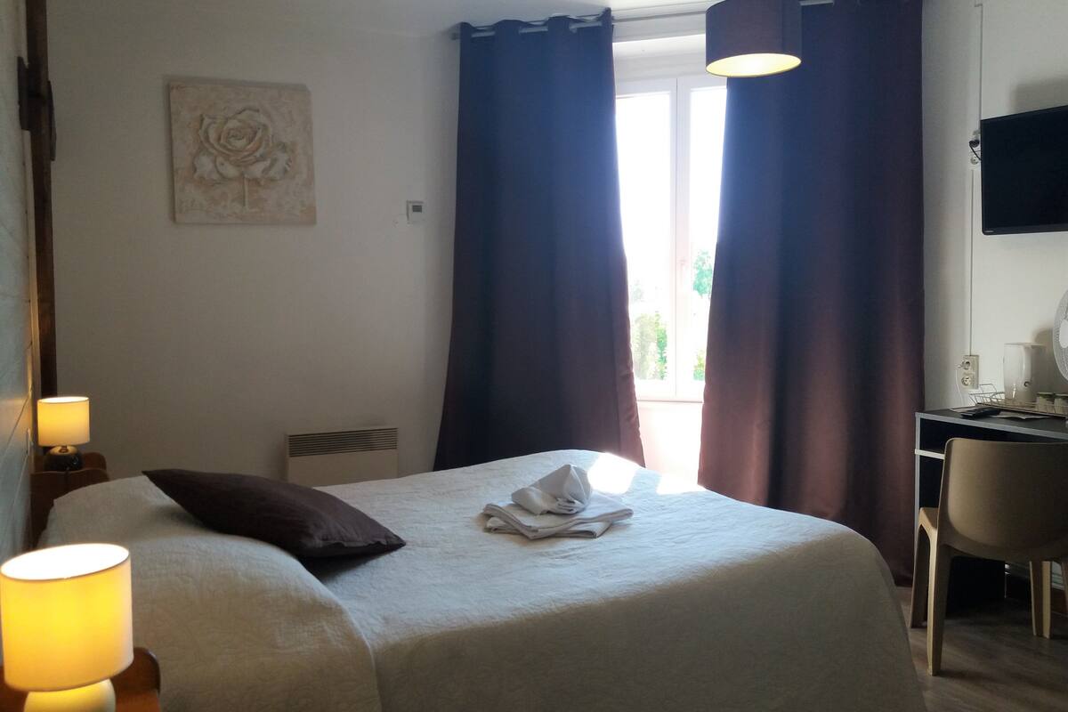 Habitación Confort doble | Escritorio, wifi gratis, ropa de cama