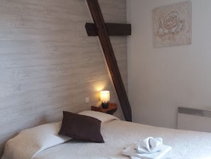 Comfort Double Room | Desk, free WiFi, bed sheets