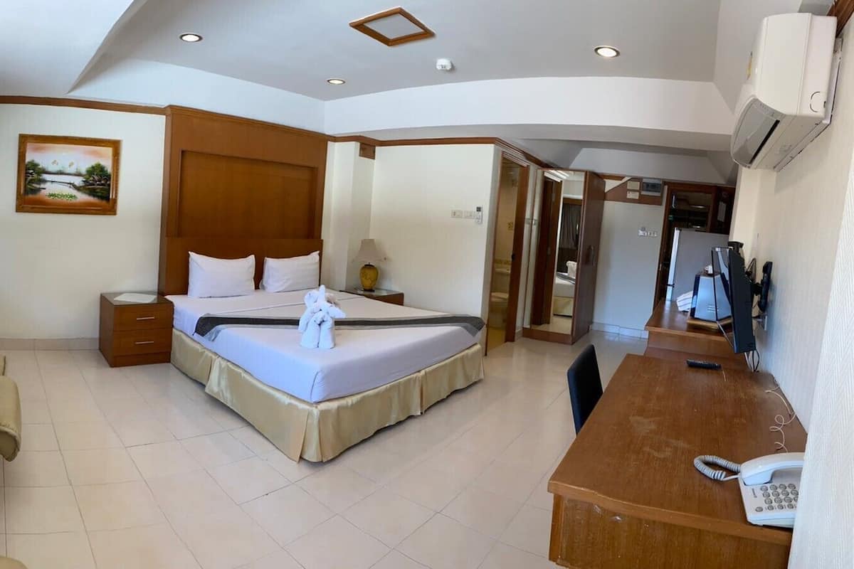 Minibar, in-room safe, desk, soundproofing