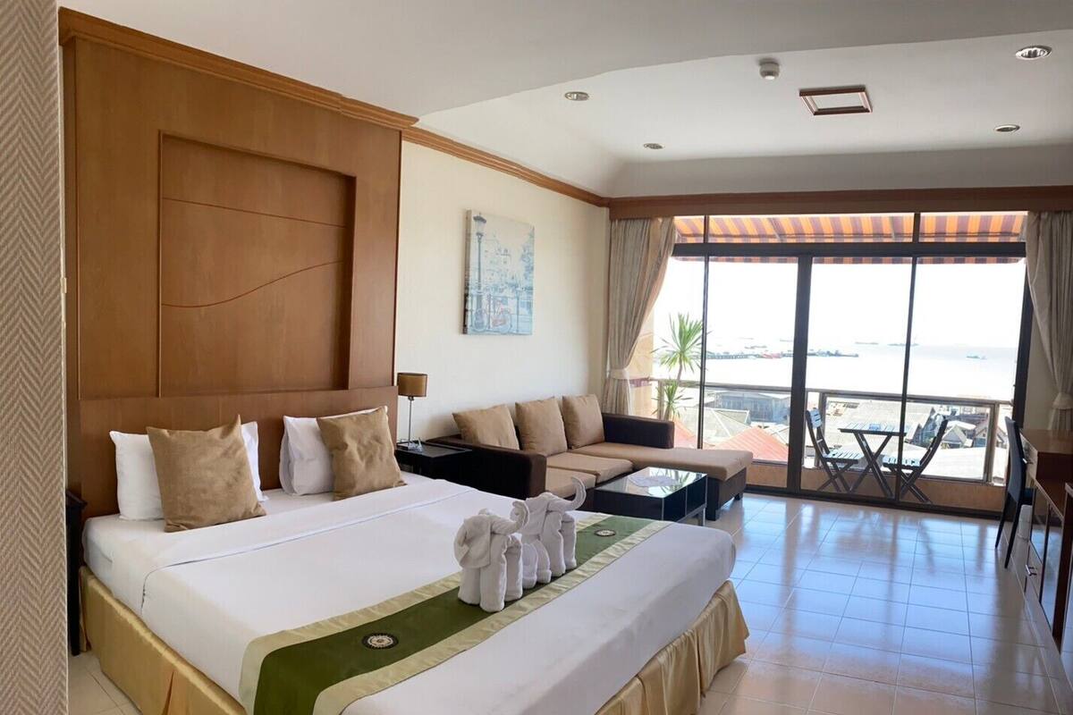 Superior Deluxe Sea View Balcony | 迷你吧、客房內保險箱、書桌、隔音
