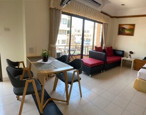 Double or Twin Room | Living area - Seaview Sriracha Hotel (Si Racha)