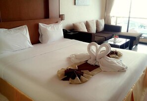 Minibar, brankas, meja kerja, dan kedap suara