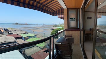 Superior Suite Seaview Balcony | 客廳 | 40 吋平面電視連有線電視頻道、電視