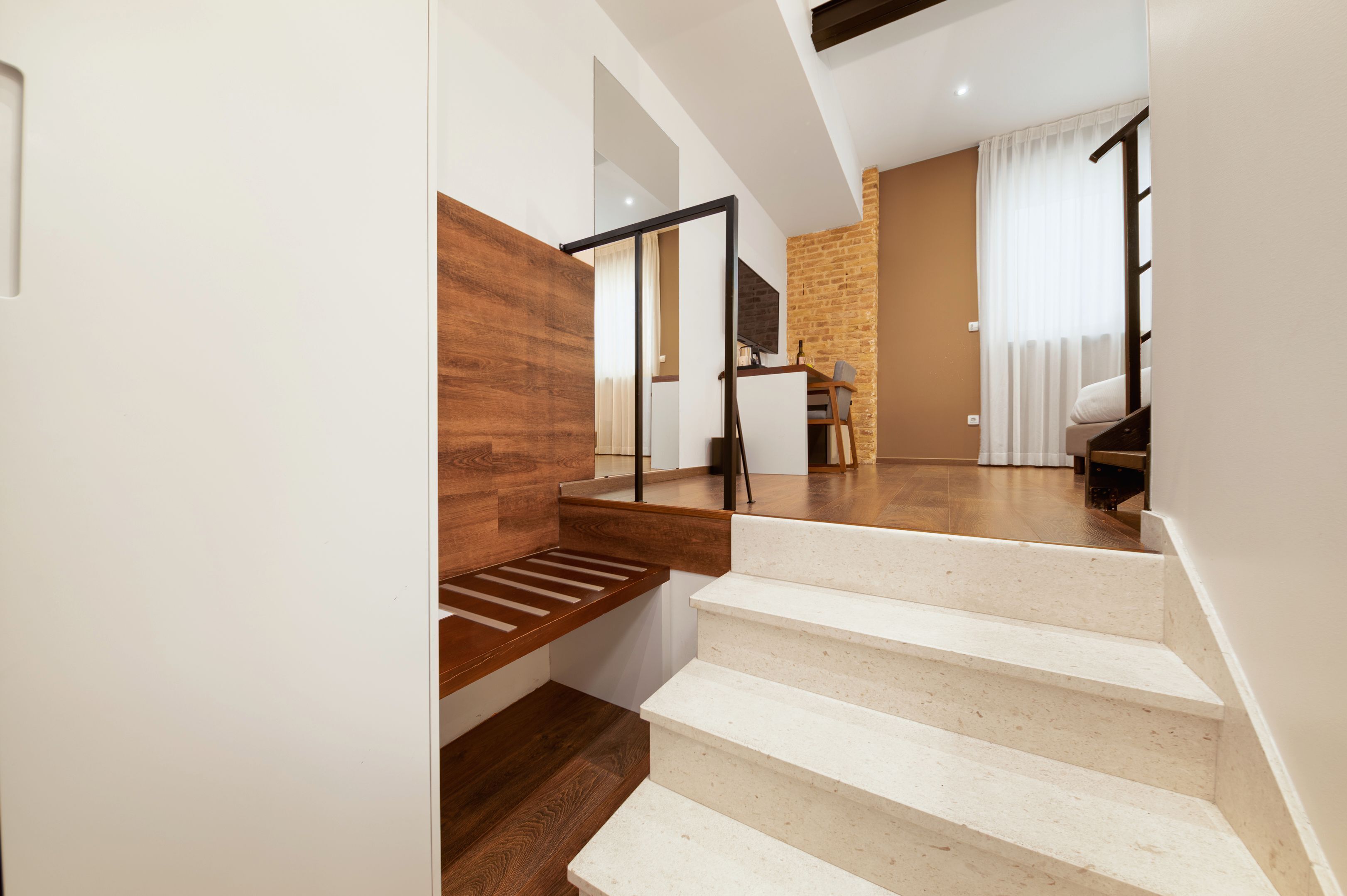 Kamar Quadruple | Seprai premium, minibar, brankas, dan meja kerja