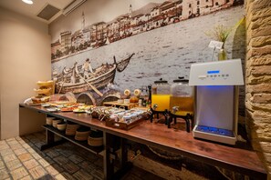 Daily buffet breakfast for a fee - Azur Palace Luxury Rooms (Split)