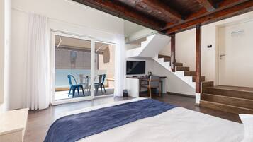 Suite, balcón | Ropa de cama de alta calidad, minibar, caja fuerte y escritorio