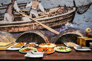Café da manhã com buffet todos os dias mediante uma taxa