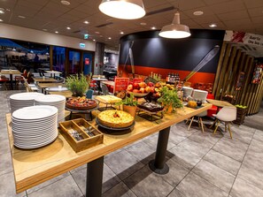 Frokostbuffé hver dag (mot et tillegg)