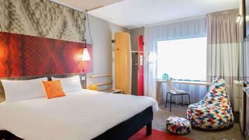 Room, 1 Katil Ratu (Queen) | Peralatan tempat tidur hipoalergenik, meja, ruang kerja komputer riba