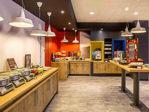 Daily buffet breakfast (PLN 59 per person)