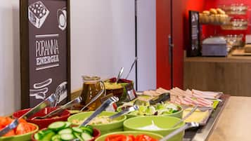 Un bufé con diversos alimentos y un letrero que dice 'Poranna Energia'.
