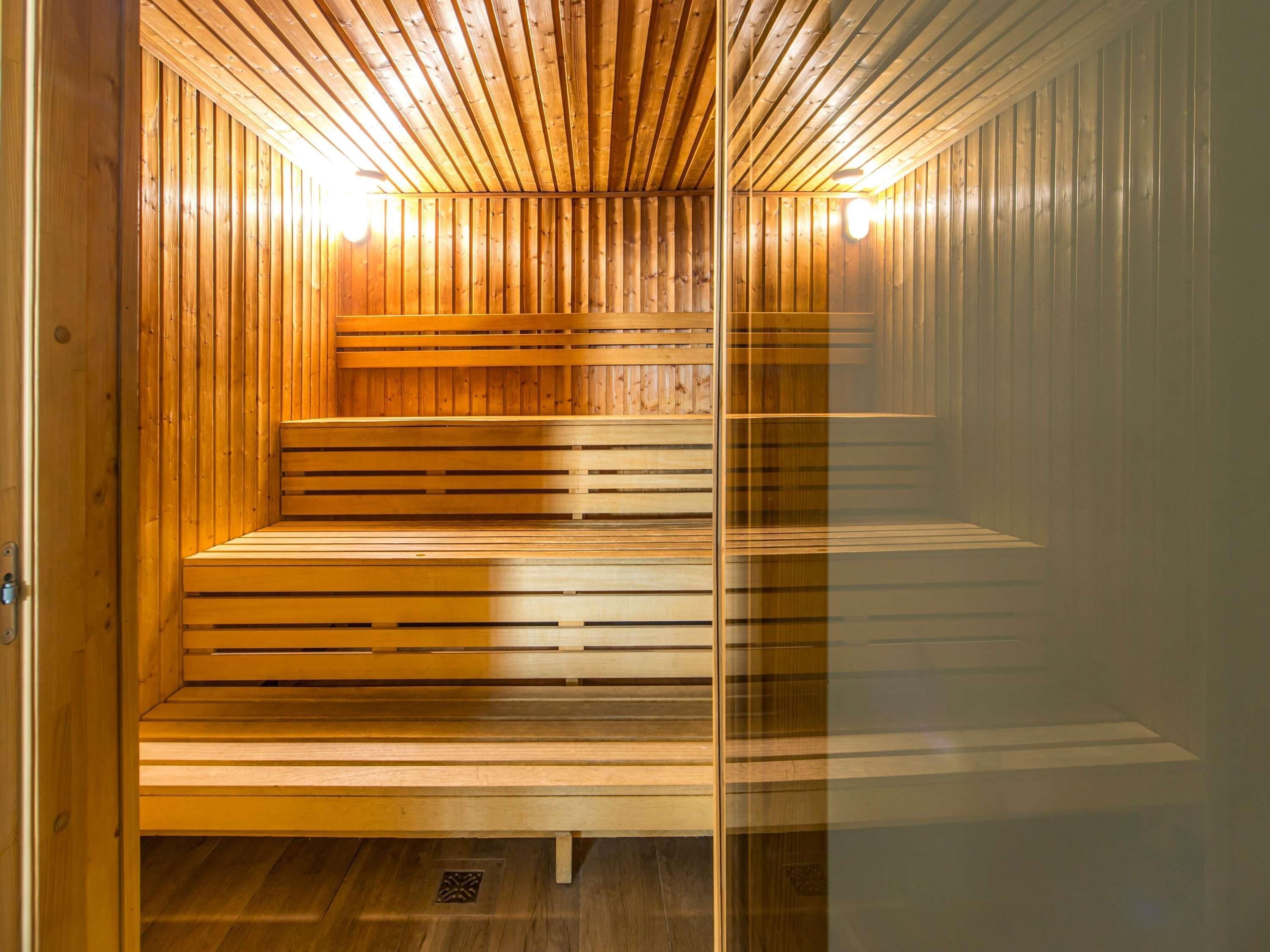 Una sauna con panche in legno e pareti a listelli.