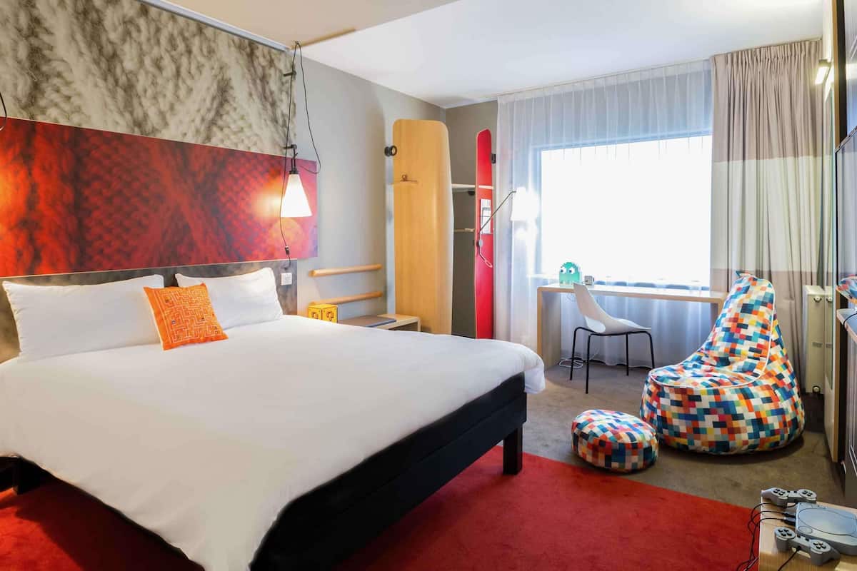 Habitación, 1 cama de matrimonio | Ropa de cama hipoalergénica y escritorio