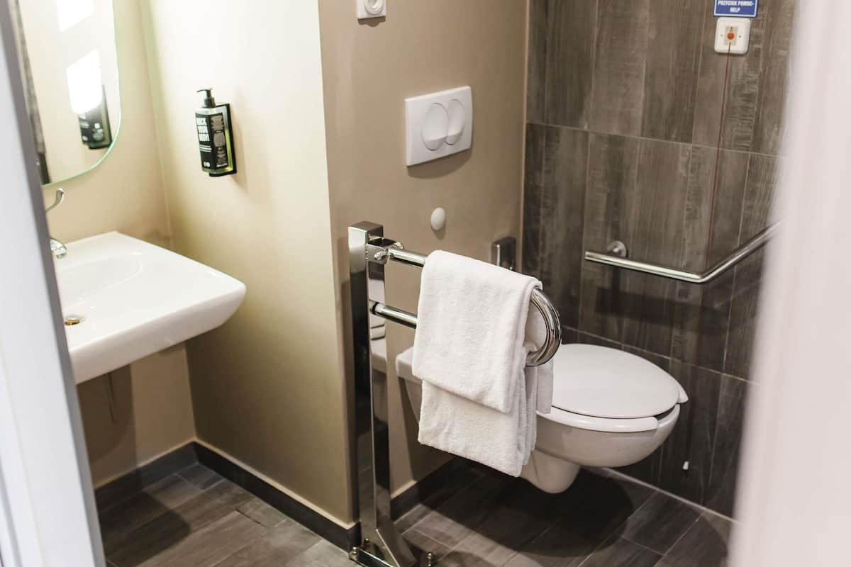 standard room, 1 double bed, accessible | hypo-allergenic bedding, desk, laptop workspace, blackout curtains