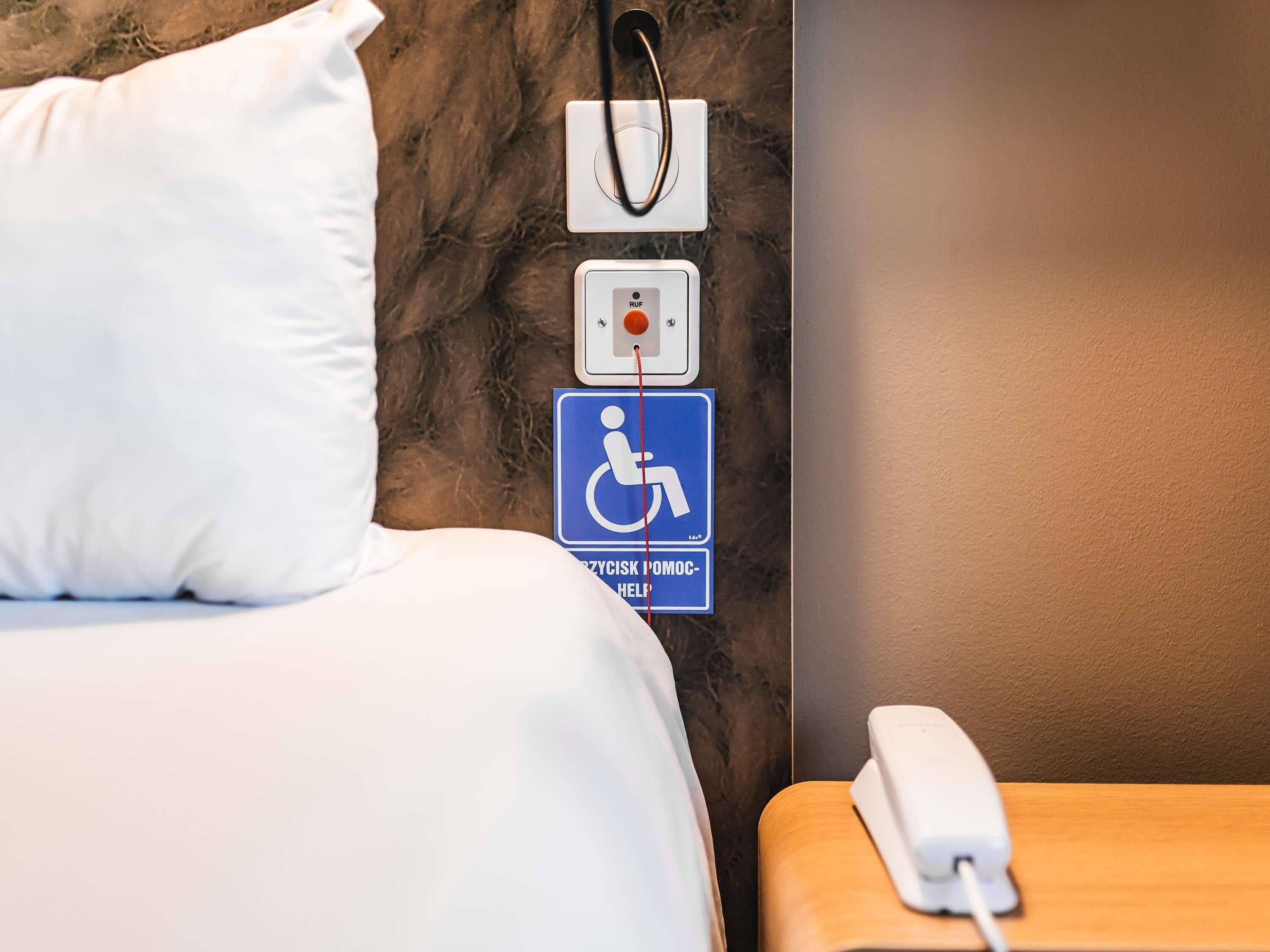 Rom – standard, 1 dobbeltseng, tilgjengelighetstilpasset | Allergitestet sengetøy, skrivebord og skrivebord for bærbar PC