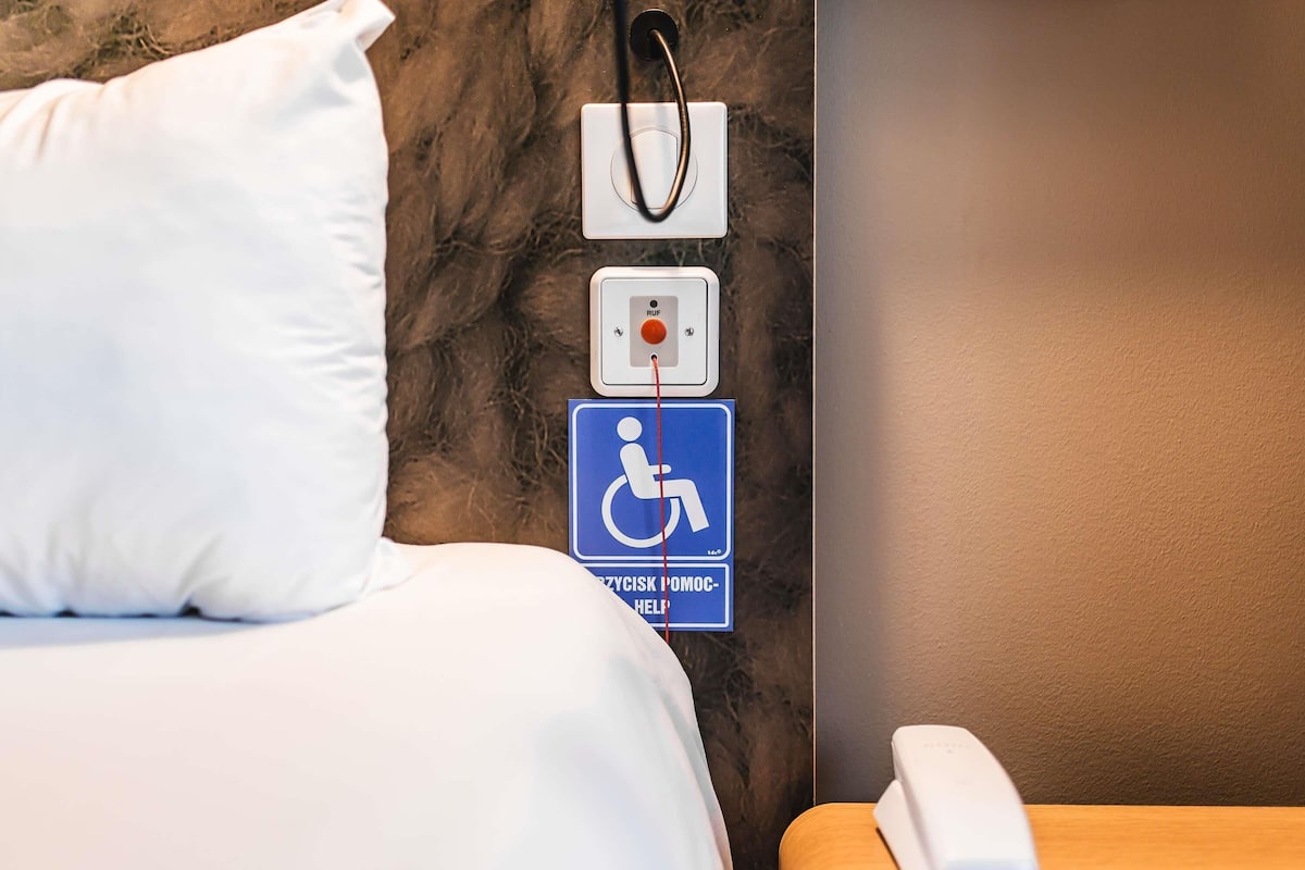 Habitación estándar, 1 cama doble, accesible para personas con discapacidad | Ropa de cama hipoalergénica y escritorio