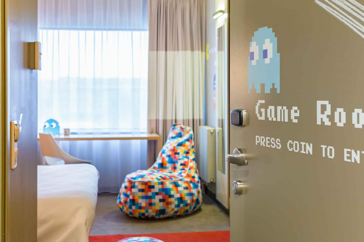 Habitación, 1 cama Queen size | Ropa de cama hipoalergénica y escritorio