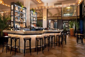 2 nhà hàng, phục vụ bữa sáng, bữa trưa, món ăn mang phong cách miền nam 