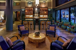 2 bares, bar en la azotea, salón en el lobby