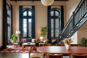 埃及棉床单、高档床上用品、迷你吧、客房内保险箱