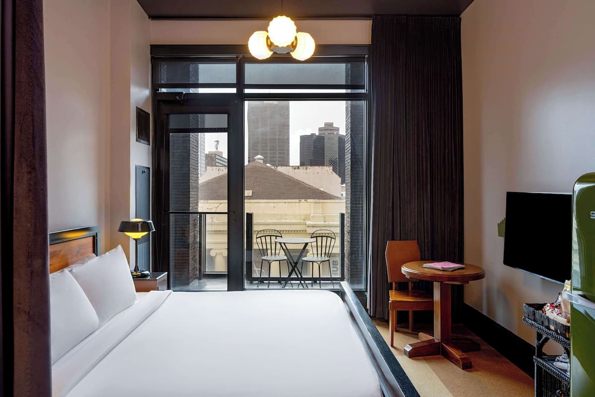 Egyptian cotton sheets, premium bedding, minibar, in-room safe