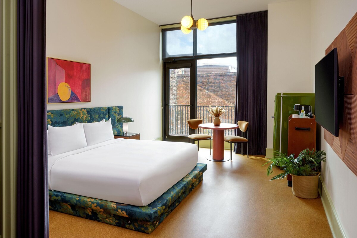 Habitación, 1 cama de matrimonio grande, patio | Sábanas de algodón egipcio, ropa de cama de alta calidad, caja fuerte