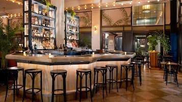 2 bares/lounges, bar na cobertura, saguão/lounge